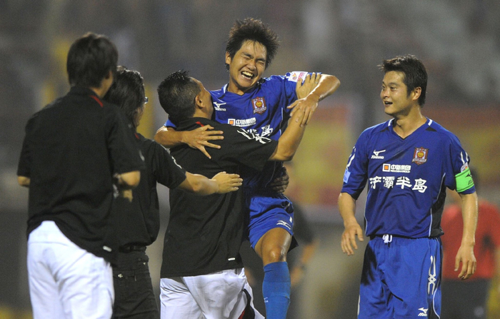 王尔卓拥抱退役后的火热生活|王尔卓|狼|足球_新浪新闻