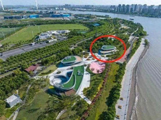 餐馆位于前滩休闲公园一处建筑（红圈）内。网络图