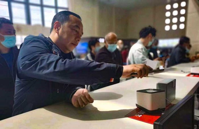 参保群众在医院实现异地扫码就医