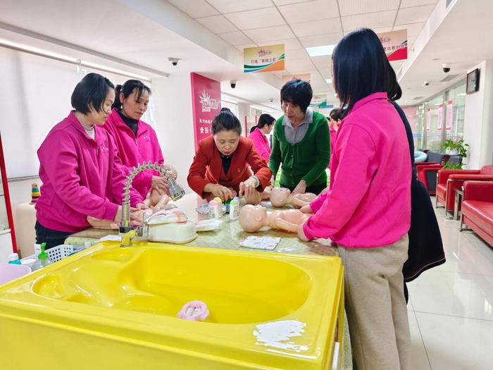 学员在济南阳光大姐服务有限责任公司开办的技能培训班上学习.