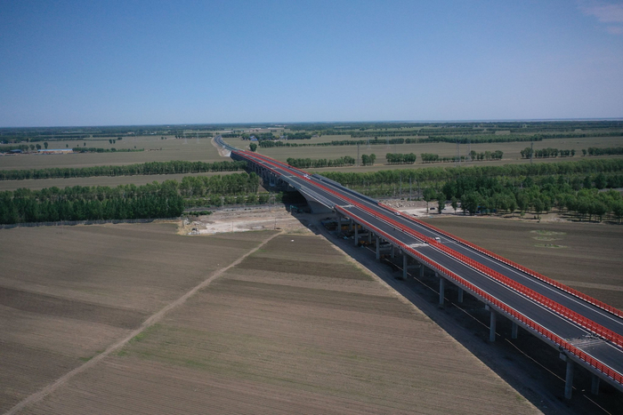 用"心与新"铺就 用"心与新"铺就 绥大高速创下龙江多个"第一 "__财经