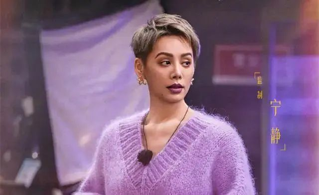 有一个小考,是让宁静扮演大哥的夫人,大哥去世,小弟想要「照顾」嫂嫂.