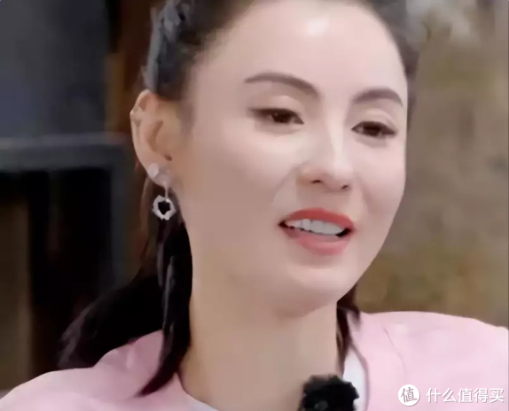 44岁张柏芝抱娃照曝光,网友吵翻天:到底图啥?