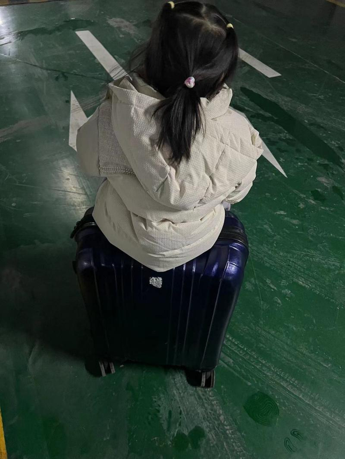 刘玉和女儿在搬家的路上