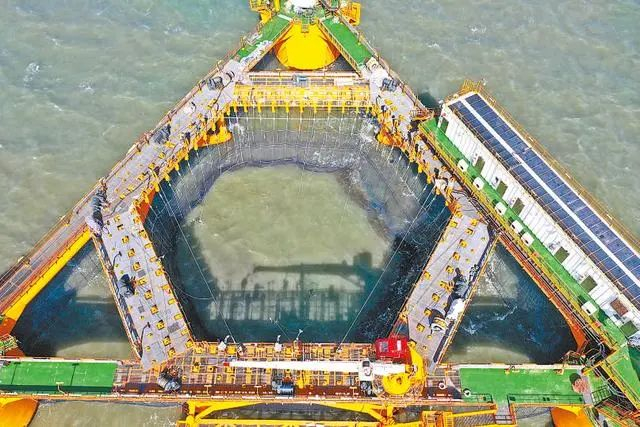 ▲平台入水后的养殖渔网