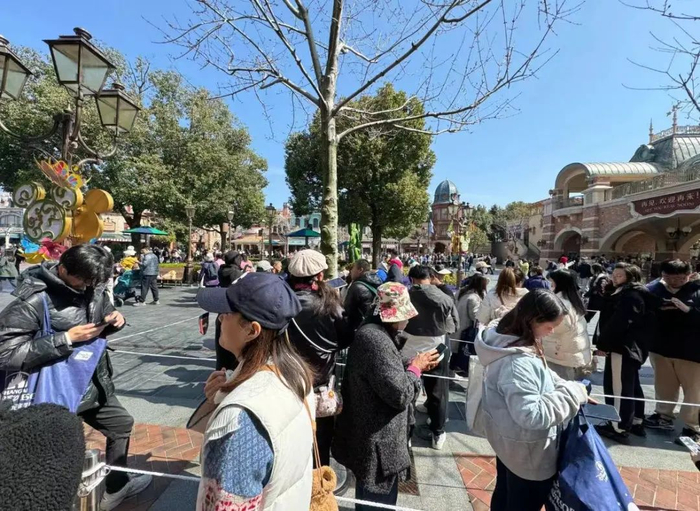 彻底疯狂上海迪士尼商店大排长龙场面一度混乱有人排队8小时被告知新