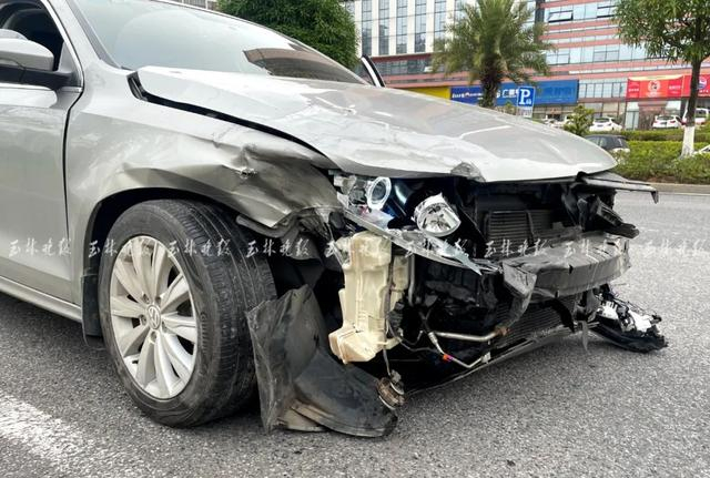 特斯拉大众撞上了,碎片散落一地|大众|特斯拉|受损_新浪新闻