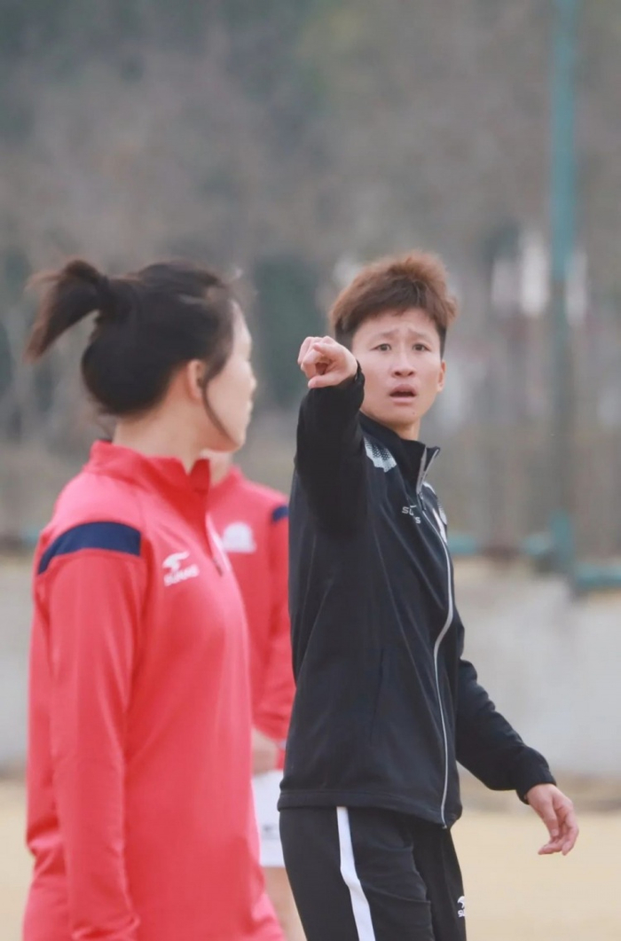 3月13日下午,河南足球俱乐部青训总监吕军受邀前往河南省体育中心