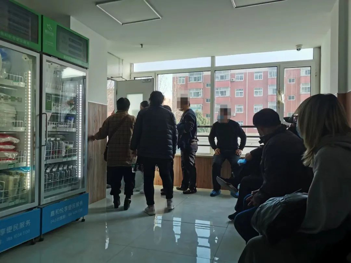 在医院焦急等待的家属 | 北京青年报记者 李佳楠 摄