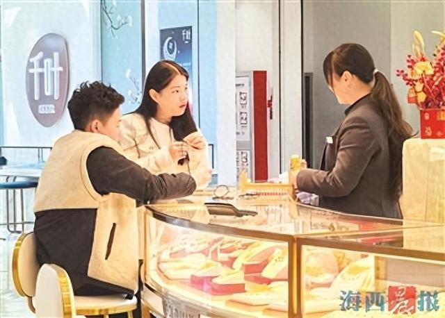 消费者正在选购黄金首饰。记者 唐光峰 摄