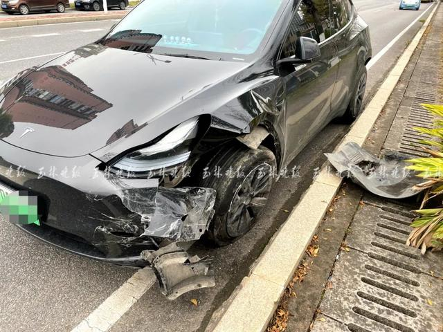 特斯拉大众撞上了,碎片散落一地|大众|特斯拉|受损_新浪新闻