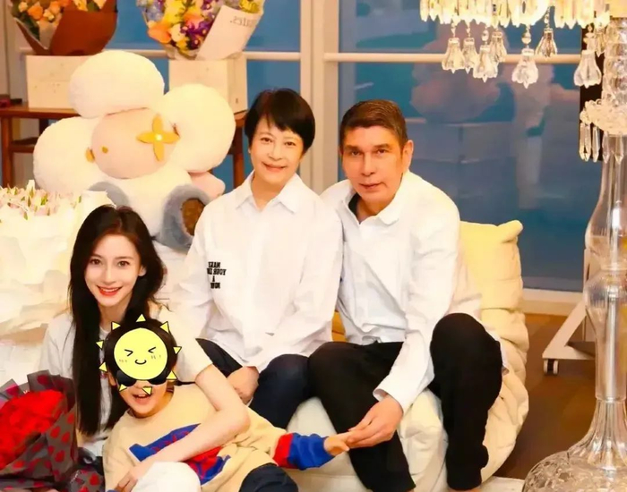 angelababy一身高定霸气亮上海活动首次回应生日冷清传闻引热议