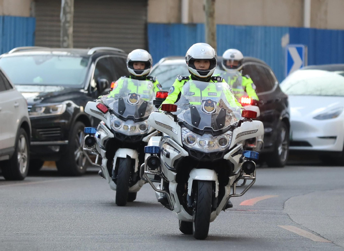 骑着600斤摩托车执勤,首都这支铁骑女警真飒!