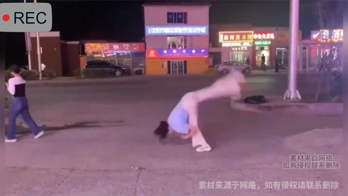 女生在深夜的街头翻跟头动作出来的那刻给人看傻了
