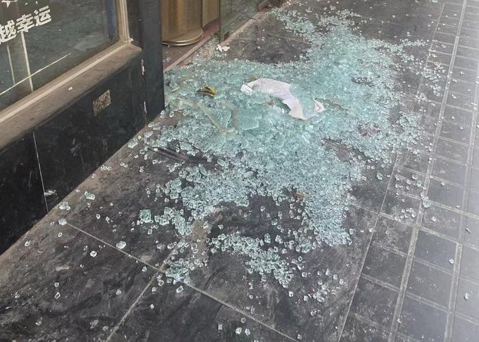 3月13日，爆燃点附近公寓底商玻璃被震碎。 新京报记者 左琳 摄