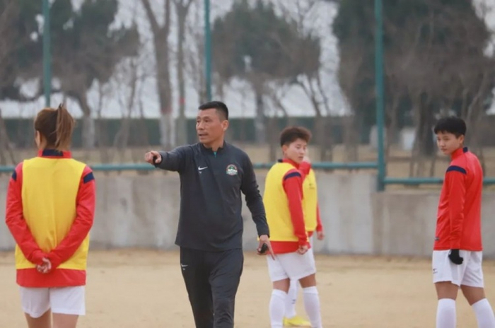 3月13日下午,河南足球俱乐部青训总监吕军受邀前往河南省体育中心