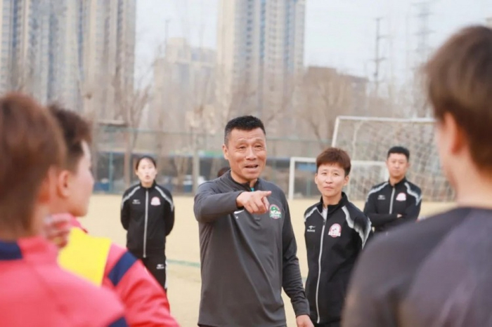 3月13日下午,河南足球俱乐部青训总监吕军受邀前往河南省体育中心
