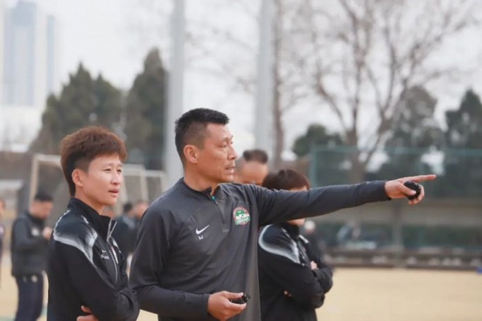 3月13日下午,河南足球俱乐部青训总监吕军受邀前往河南省体育中心