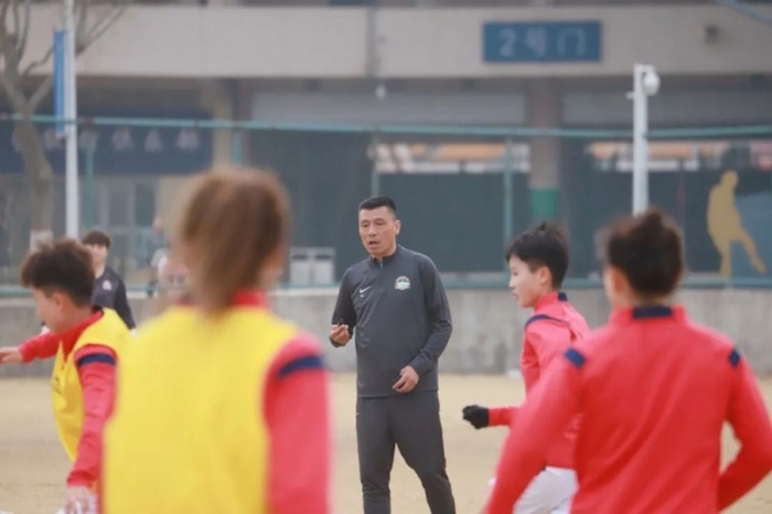 3月13日下午,河南足球俱乐部青训总监吕军受邀前往河南省体育中心