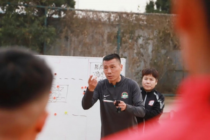 3月13日下午,河南足球俱乐部青训总监吕军受邀前往河南省体育中心