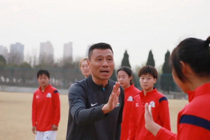 3月13日下午,河南足球俱乐部青训总监吕军受邀前往河南省体育中心