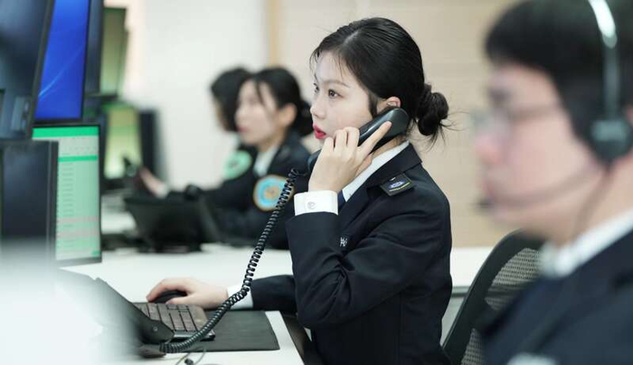 接线员邹婷正在接听120电话.