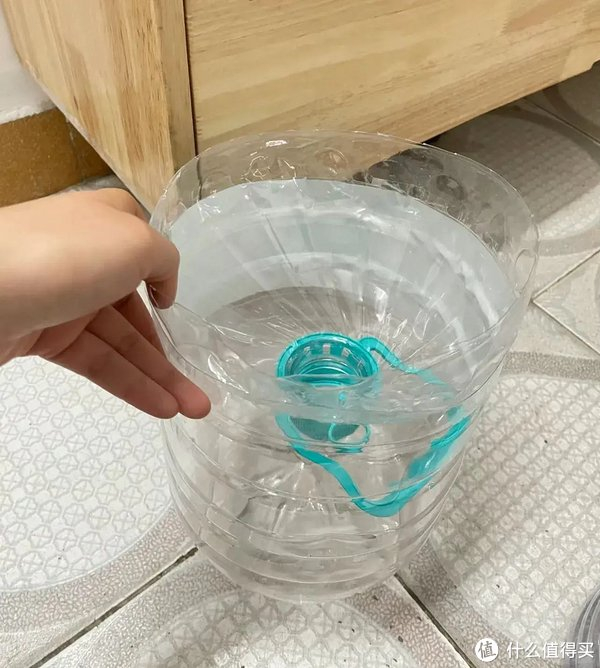 如果不讲究,可以直接把矿泉水瓶子割开,自制除湿盒.