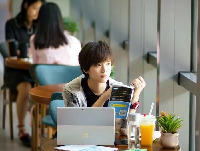 直到《去家访》完成,关于"二本学生"终于有了完整的表达.