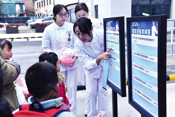南宁市第三人民医院医务人员进行“全国爱耳日”健康科普。（阎京凤 摄）