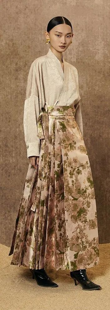 cr:云游这种"从左盖右"的衣领,实质来源于我国古代的汉服四大基本形制