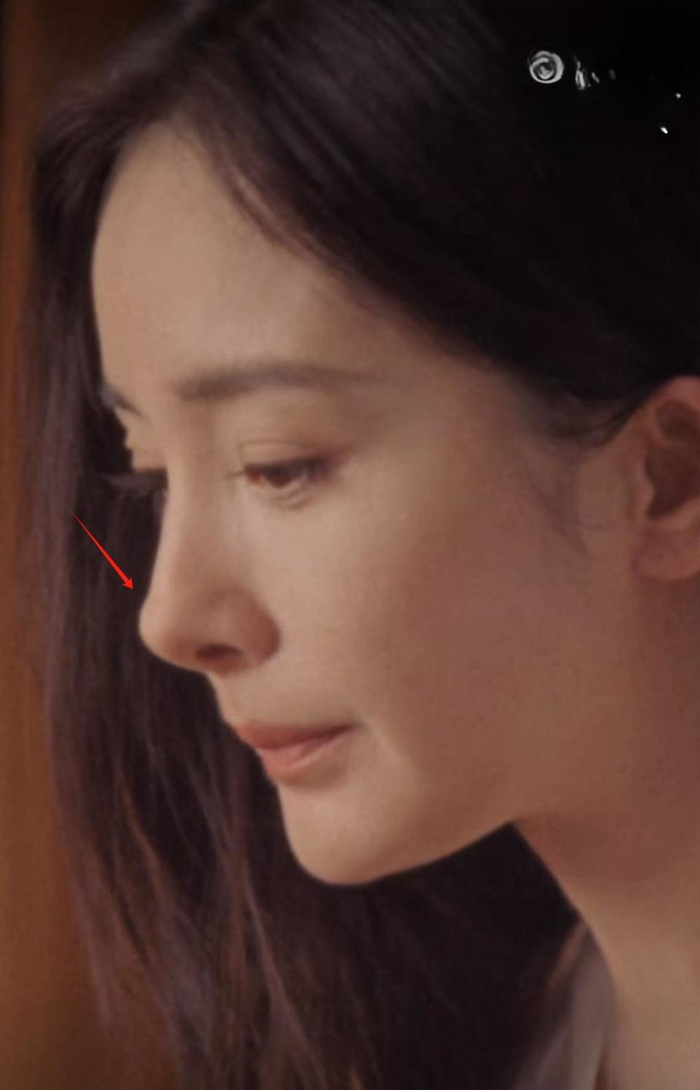 看过片子之后,就能感觉令人熟悉的杨幂三件套——挑眉,瞪眼,抿嘴笑.