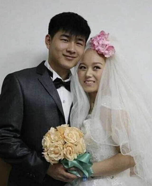 护士们送出精美捧花.病友们送出祝福.她说光头不美.