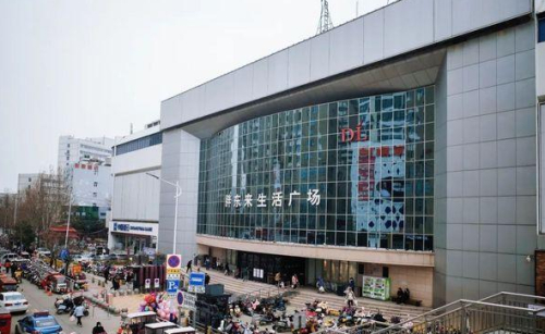 这里面既有地头蛇,也有过江龙,例如在新乡,胖东来要面临沃尔玛,新玛特