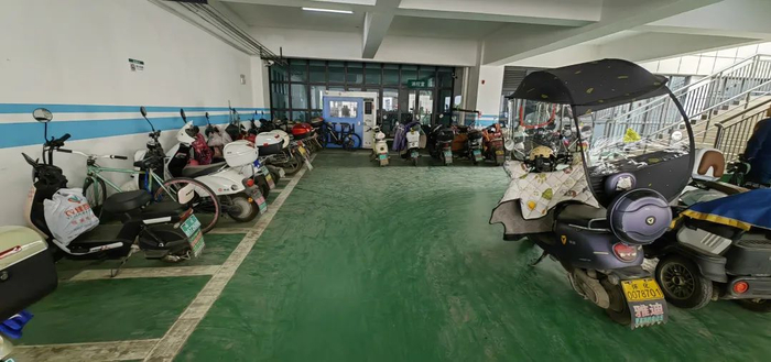 医院消控室门前上锁，门前停满电动车