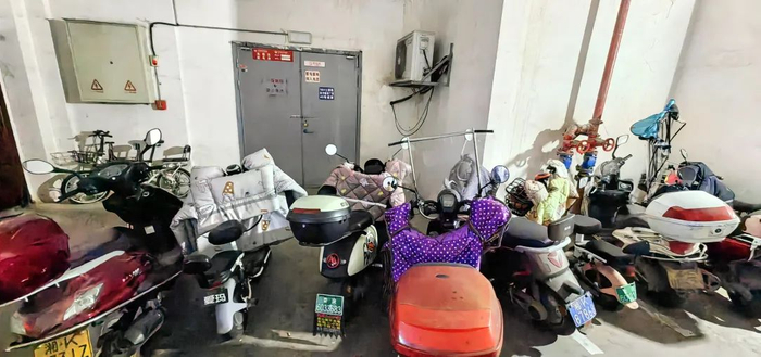 东方城市广场电动车堵住配电室门口