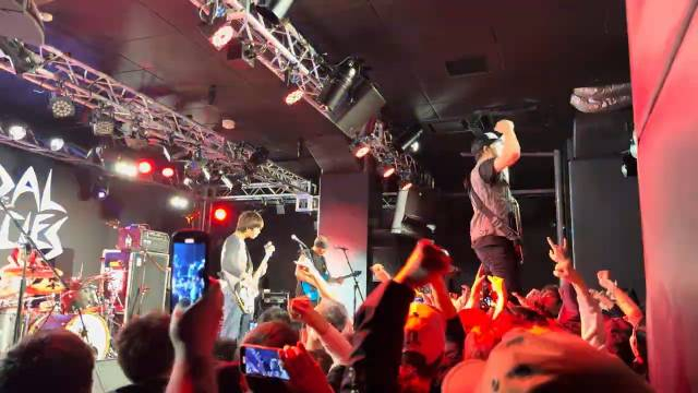 3 月 14 日,前 slipknot 鼓手 jay weinberg 首度与 suicidal