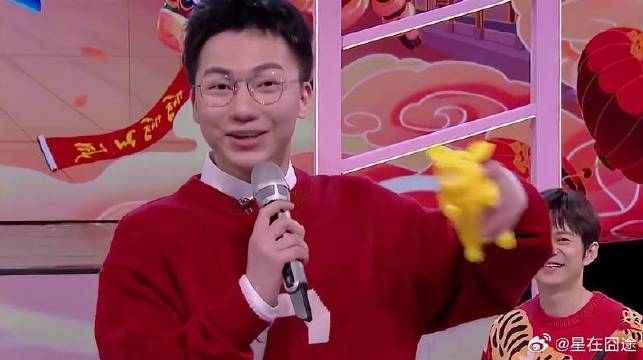 崔磊执着于他的猪,还要带着猪一起报幕!