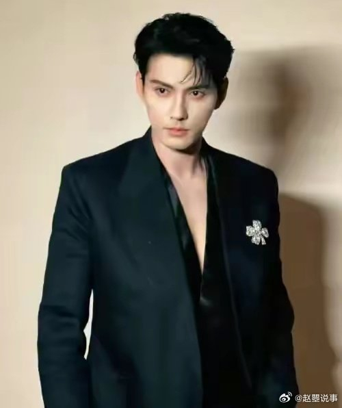 豪宅汤臣一品的老板娘是他姑妈,汤臣一品的工作人员则称徐正溪为"少爷