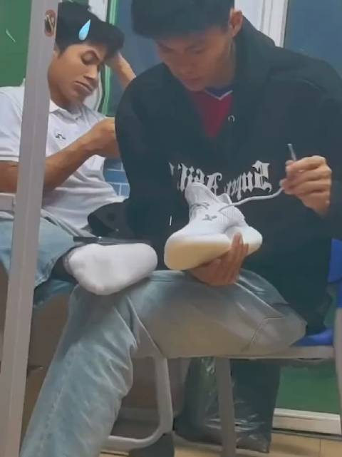 第一眼以为这双白袜臭脚是后面舍友的