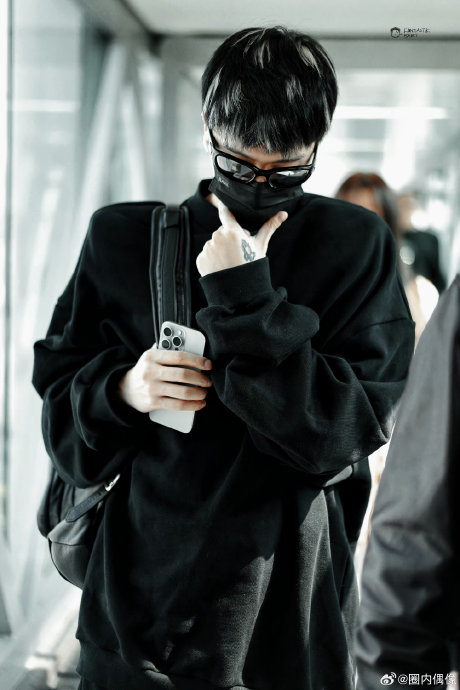 范丞丞今日出发澳门路透 黑框眼镜all black穿搭,今天也是酷酷的丞丞