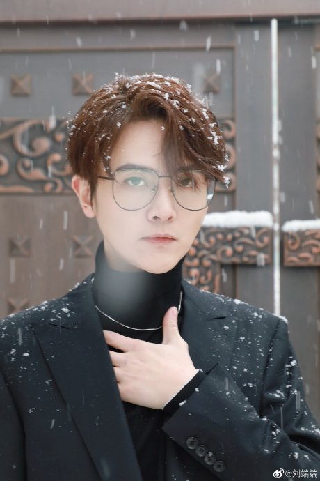 刘端端这次不演皇子了,首次尝试现代剧,饰演角色童秋,令人充满期待