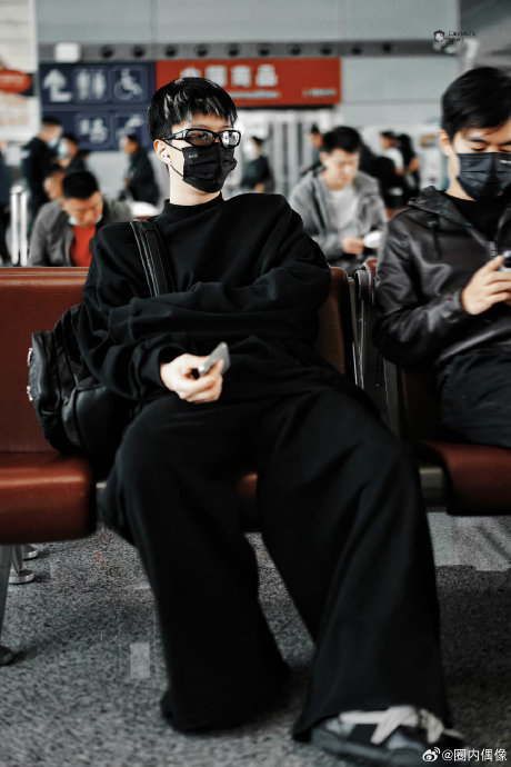 范丞丞今日出发澳门路透 黑框眼镜all black穿搭,今天也是酷酷的丞丞