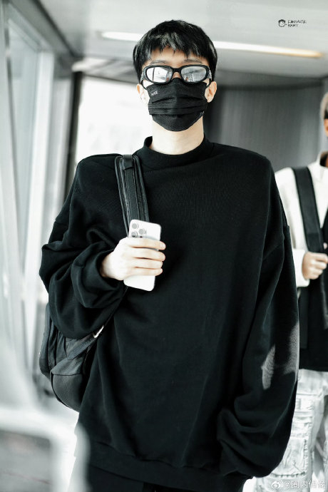 范丞丞今日出发澳门路透 黑框眼镜all black穿搭,今天也是酷酷的丞丞