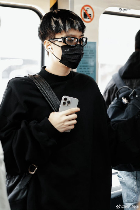 范丞丞今日出发澳门路透 黑框眼镜all black穿搭,今天也是酷酷的丞丞