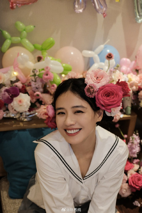 马思纯生日簪花照来啦!