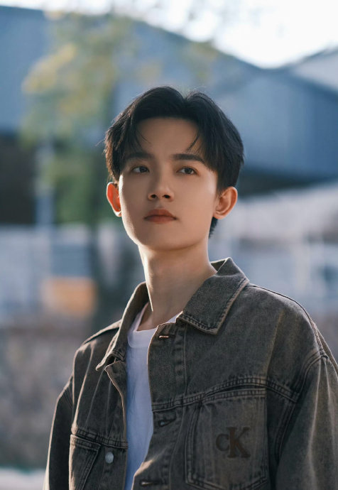 李明德春日随拍,少年感满满,绝美侧颜气质出众|李明德|春日_新浪新闻