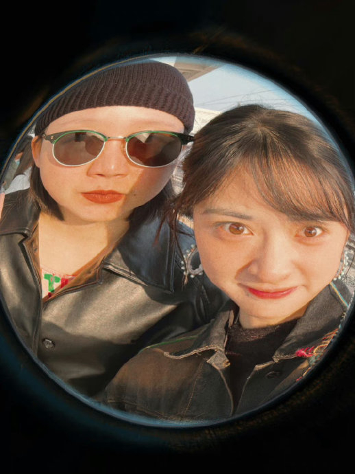 沈月分享日常随拍,和李嘉琦自拍好可爱啊,"妈妈 开门 我系月月"|沈月