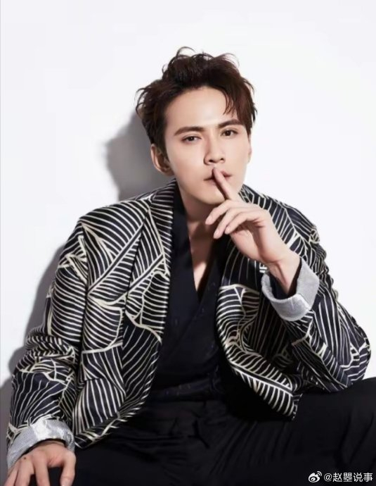 豪宅汤臣一品的老板娘是他姑妈,汤臣一品的工作人员则称徐正溪为"少爷