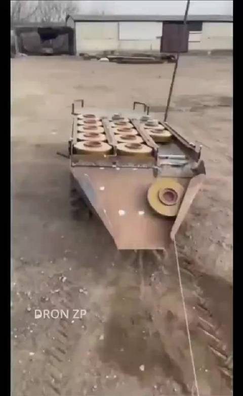 乌军使用遥控布雷车布设tm-62反坦克雷