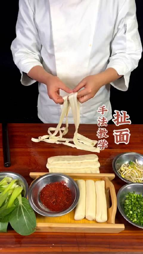 如果是教新手这种手法不太好应该双手先托中间轻扯
